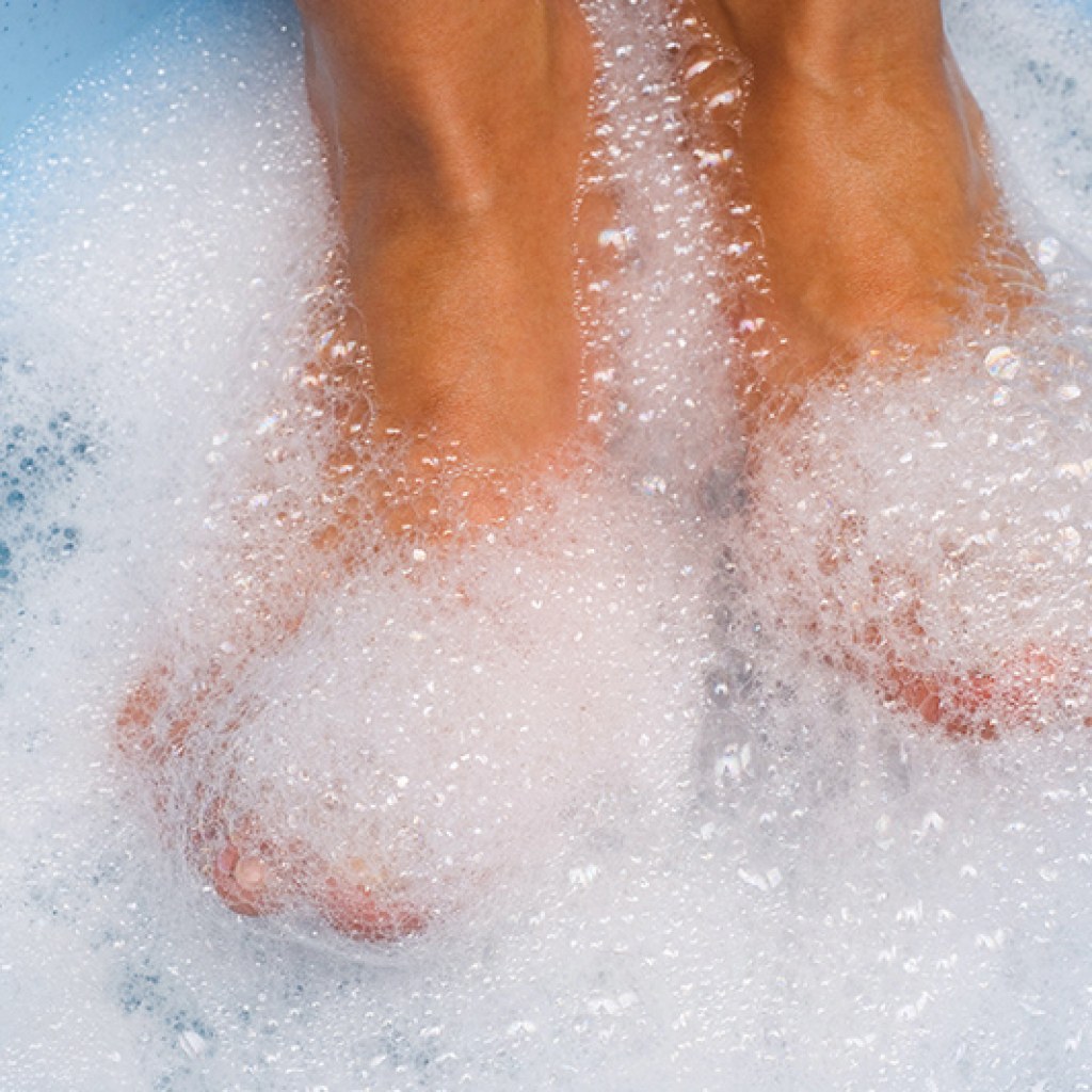Ноги в ванне с пеной. Ноги в пене в ванной. Ноги в ванной с пеной девушек. Ножки в ванне с пеной.